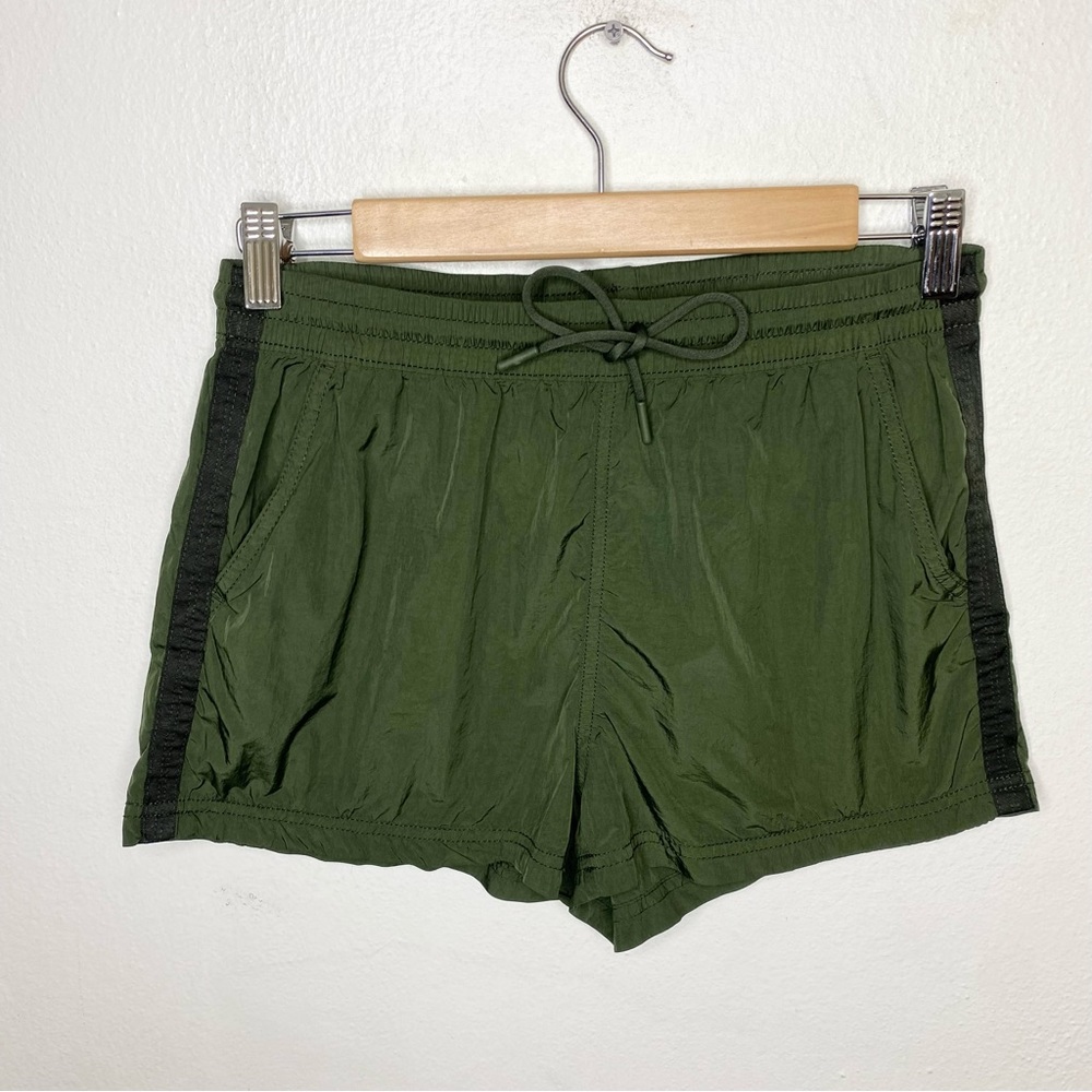 Athleta Green Lightweight Expedition Shorts Black Side Stripes Pockets